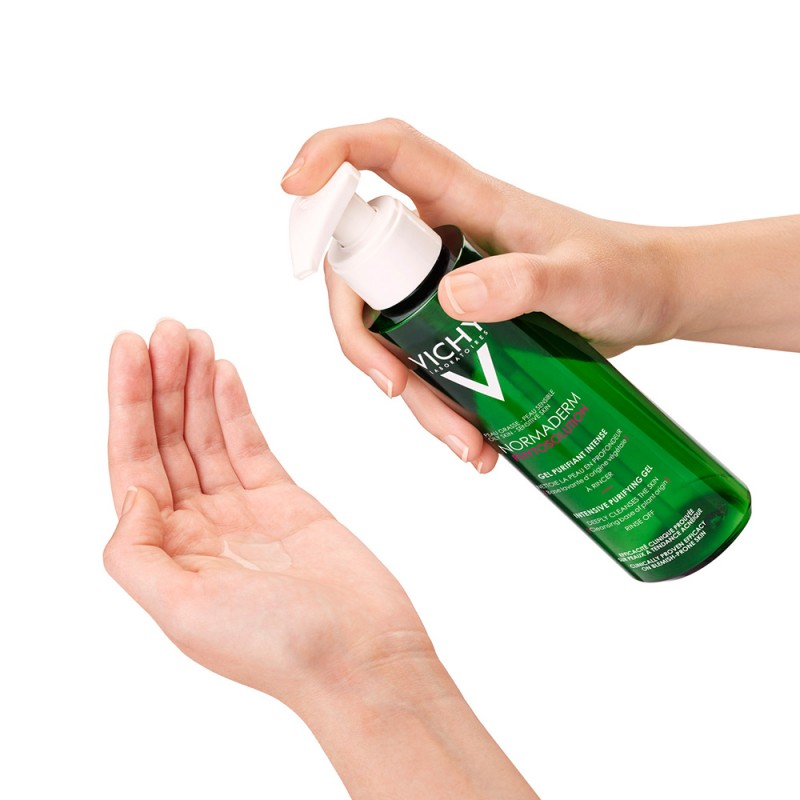 applicazione di Vichy Normaderm Gel Detergente Anti-Imperfezioni 400ml