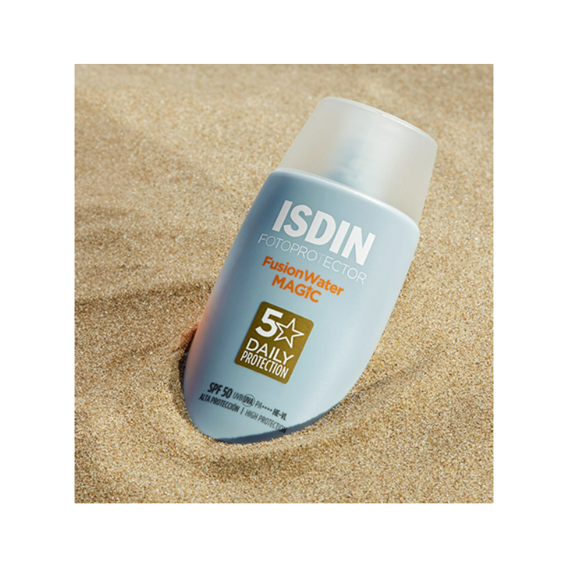 flacone in spiaggia di Isdin Fotoprotector Fusion Water Protezione Viso SPF50 50ml