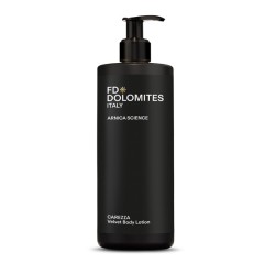 Primo piano di Fd Dolomites Carezza Velvet Body Lotion crema corpo idratante e nutriente 500 ml Primo piano di Fd Dolomites Carezza Velvet Body Lotion crema corpo idratante e nutriente 500 ml