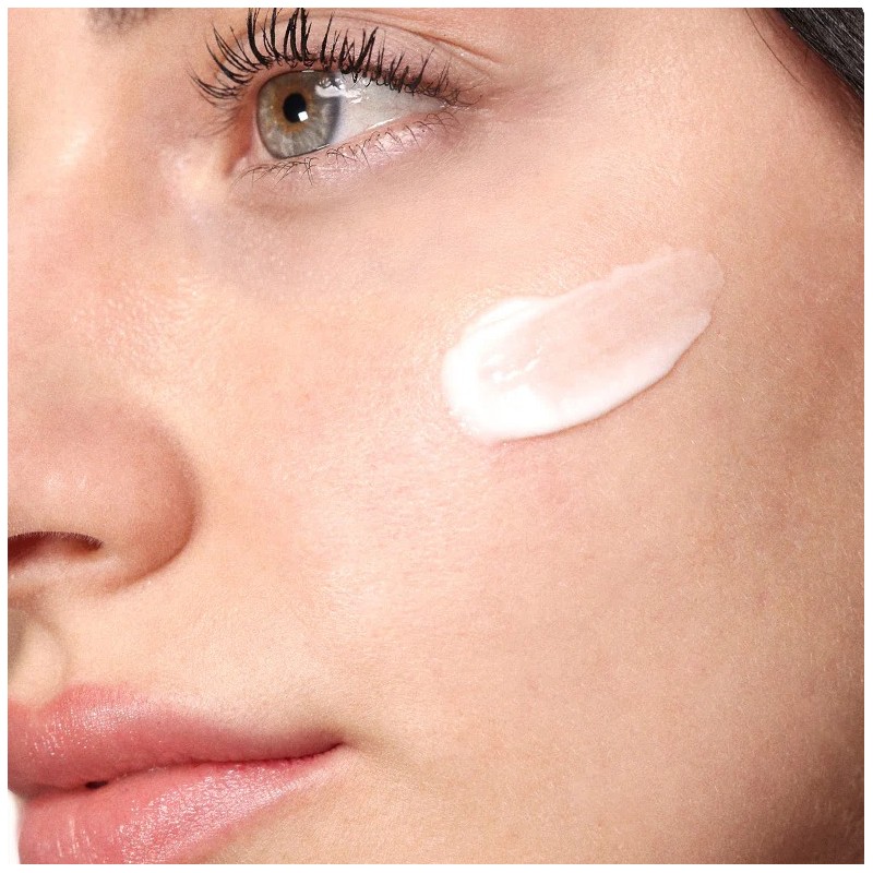 Applicazione di Veralab UpLift Crema Viso Rimpolpante Opacizzante 50ml