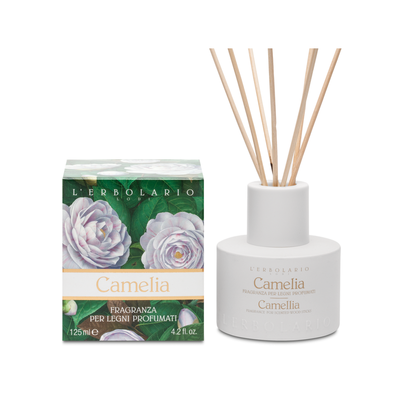 confezione di L’Erbolario Camelia Fragranze Per Legni Profumati Confezione 125ml confezione di L’Erbolario Camelia Fragranze Per Legni Profumati Confezione 125ml