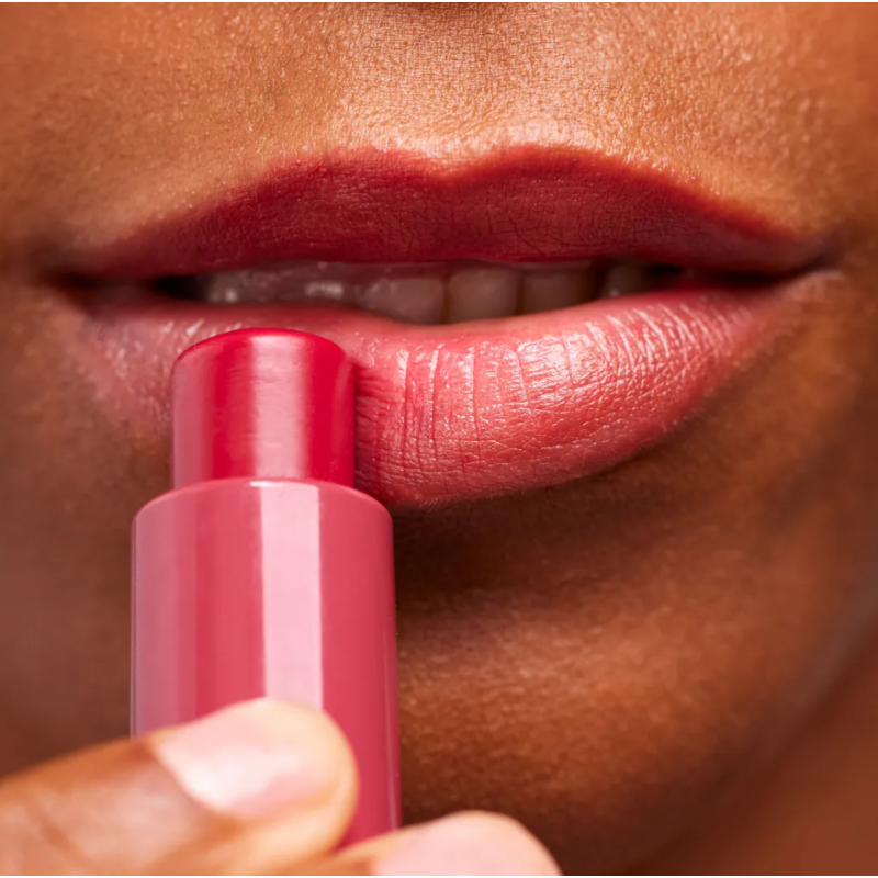 applicazione di Isdin Reparador Labial con Acido Ialuronico Balsamo Labbra Colore Borgogna Stick 4g applicazione di Isdin Reparador Labial con Acido Ialuronico Balsamo Labbra Colore Borgogna Stick 4g