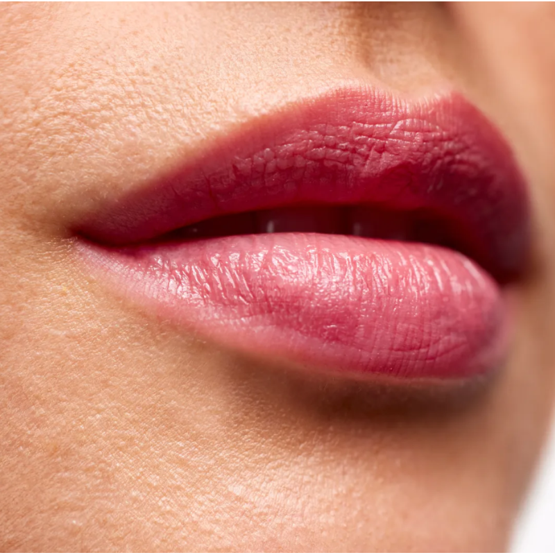 applicazione di Isdin Reparador Labial con Acido Ialuronico Balsamo Labbra Colore Rosa Stick 4g applicazione di Isdin Reparador Labial con Acido Ialuronico Balsamo Labbra Colore Rosa Stick 4g