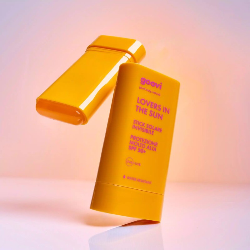 Confezione di Goovi Stick Solare Lovers in The Sun per Viso e Zone Sensibili Protezione Molto Alta 50 + 20 ml Confezione di Goovi Stick Solare Lovers in The Sun per Viso e Zone Sensibili Protezione Molto Alta 50 + 20 ml